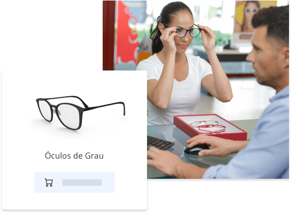 Mulher sendo atendida em uma óptica